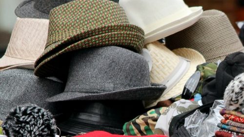 Chapeau de tissu coupé-cousu