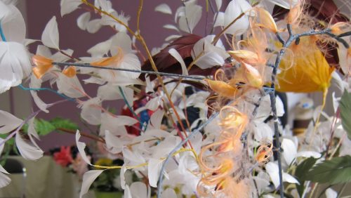 fleurs artificielles et plumes