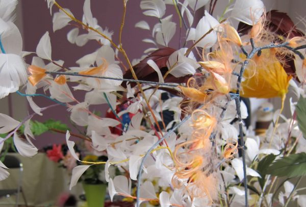 fleurs artificielles et plumes